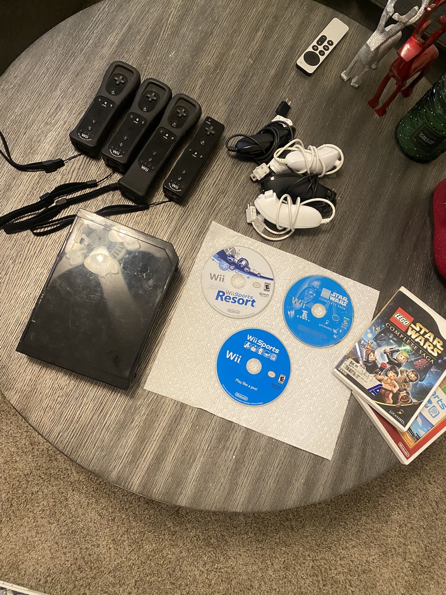 Nintendo Wii, 4 remotes, 4 nunchucks, + games