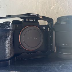 SONY A7R IV + 28-70 KIT LENS + SMALLRIG CAGE.