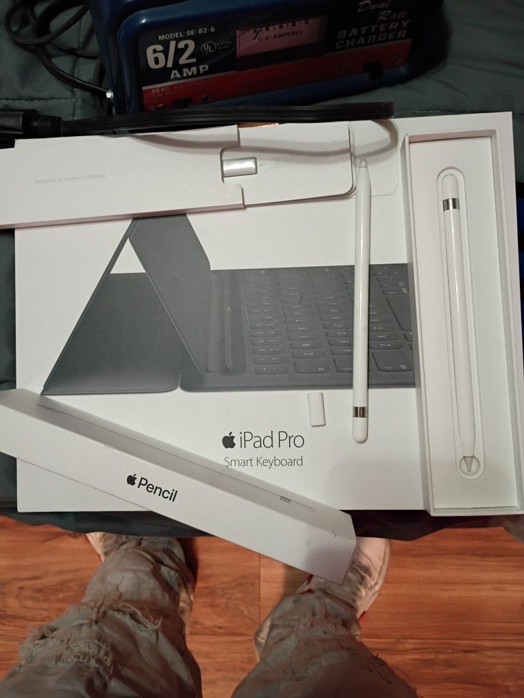 Apple Accessories! 2 Apple Pens One New In Box, One Without Box, Apple iPad Pro Wireless Keyboard. 30$ Or Best Offer!
