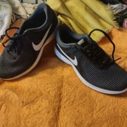 Condition Nike Revolution 4s Size 7.5