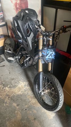 black surron hyper bee  comes with fox helmet