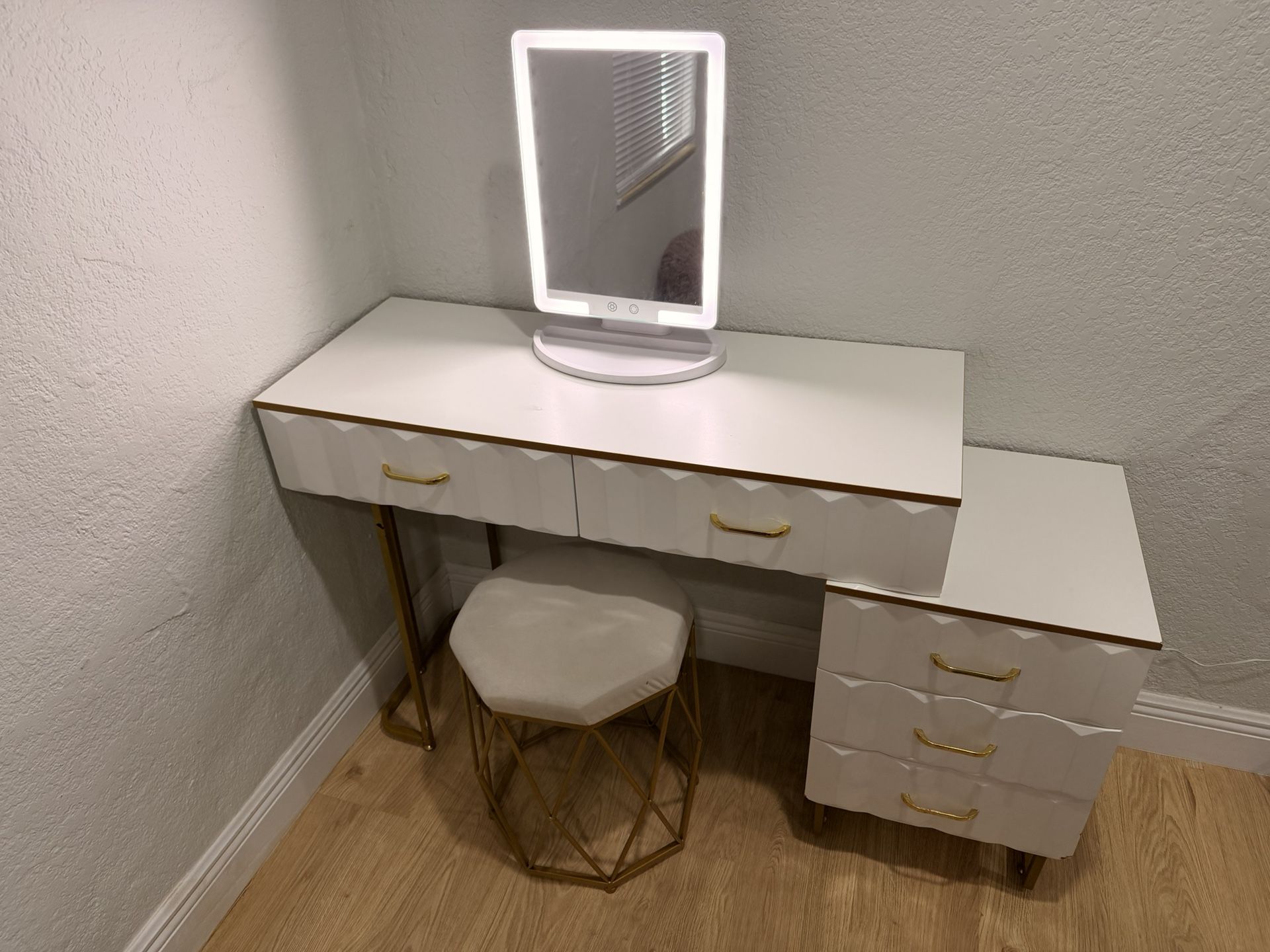 WHITE VANITY WITH CHAIR