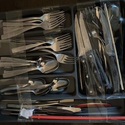 Forks And Knifes Including The Organizer