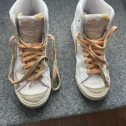 NIKE Tennis Shoes For Girl Size 5.5