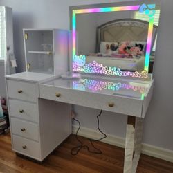 🌲 Hello Kitty Vanity Set, Base and Mirror, New in the Box.