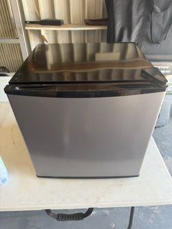 Counter top refrigerator