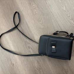 black shoulder bag