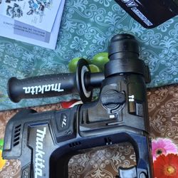 Makita
18V LXT Sub-Compact Lithium-Ion Brushless Cordless 11/16 in. Rotary Hammer, accepts SDS-PLUS bits  with extended capacity 4.0ah battery