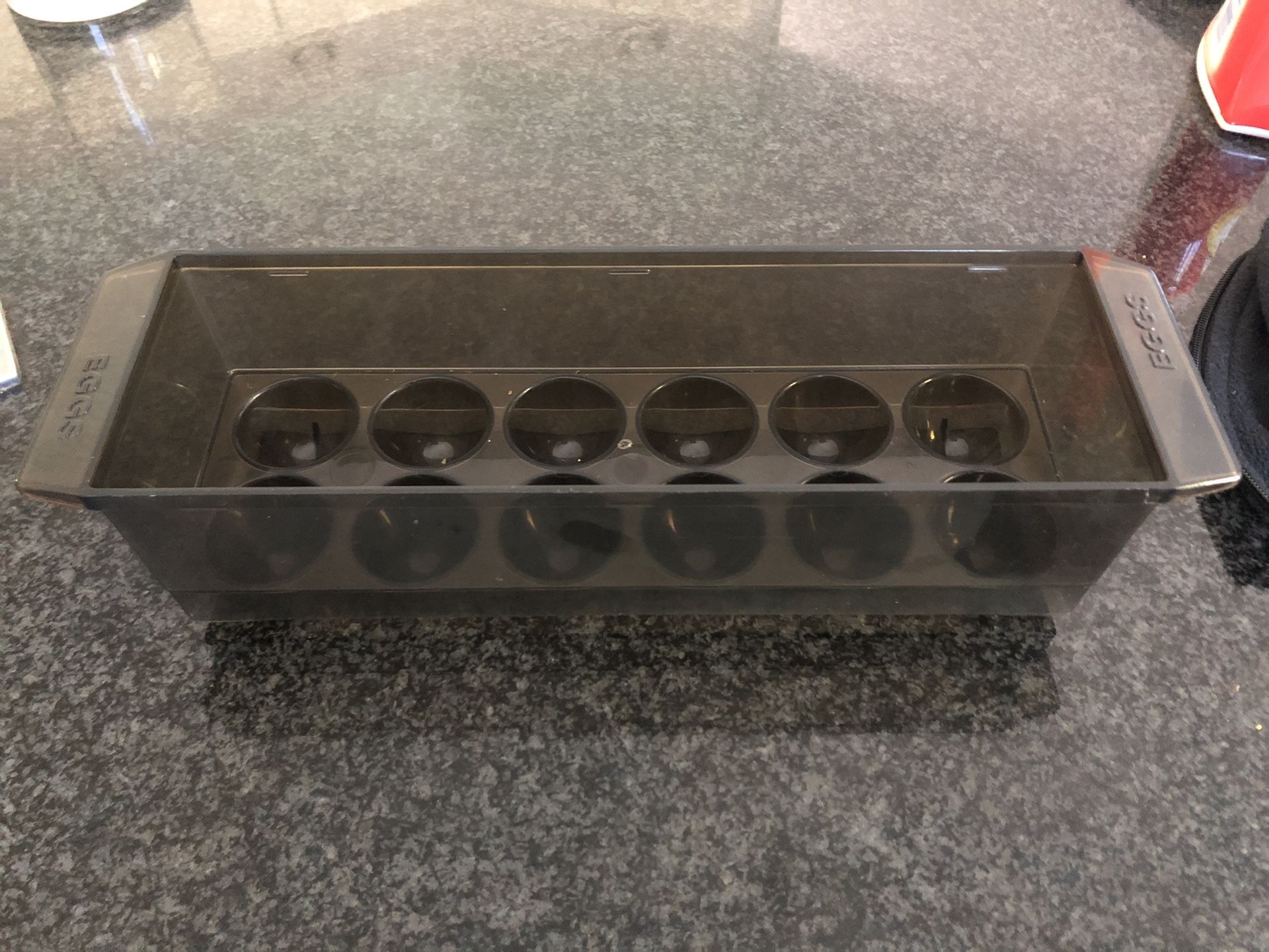 Egg storage container