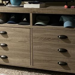 Dresser / Tv Stand 