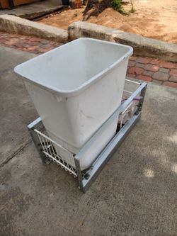 Trash can rack