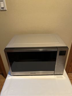 Panasonic 1.2 Cu. Ft. 1200 Watt SN68KS Microwave with Inverter and Genius Sensor Stainless Steel