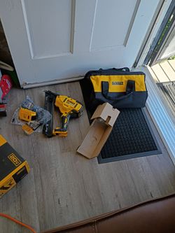 DeWalt 15 gauge finish nailer kit