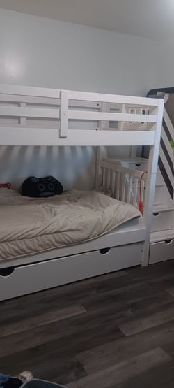 Twin bunk beds