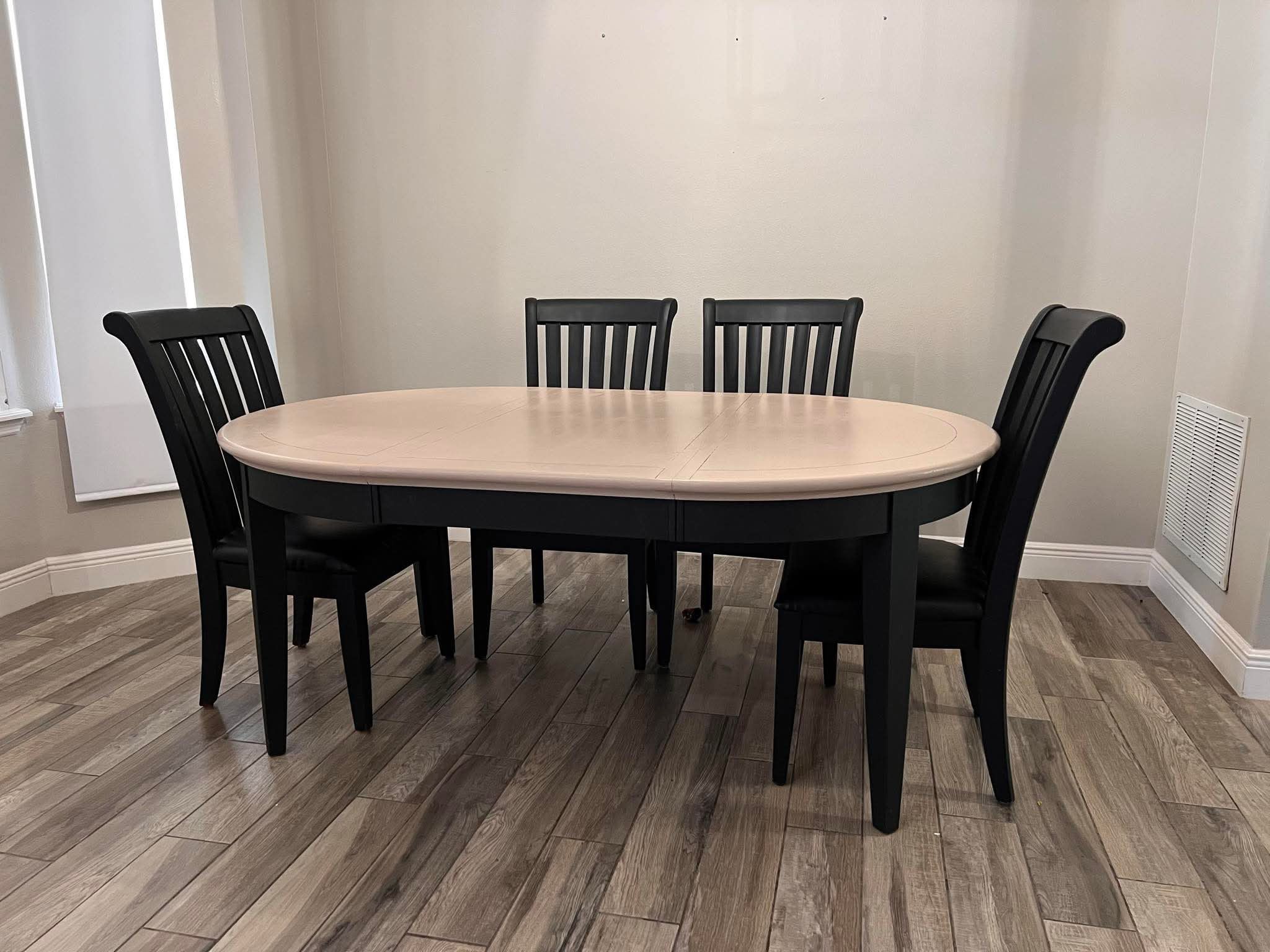 Table (No Incluye Las Sillas)