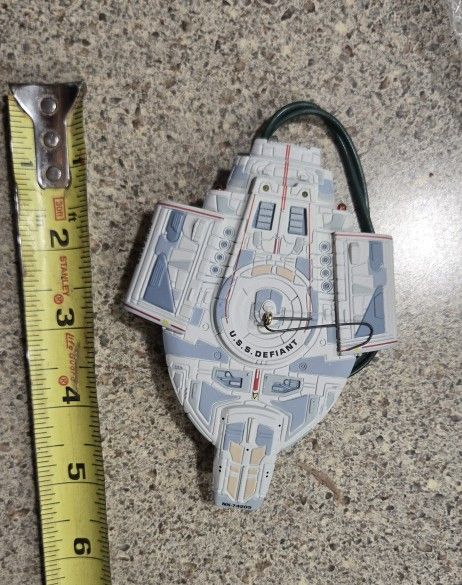 1997 Hallmark Ornament MAGIC U.S.S.Defiant Star Trek
Deep Space Nine LIGHT