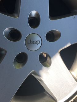 SET DE 5 LLANTAS CON RINES PARA UN JEEP RANGLER