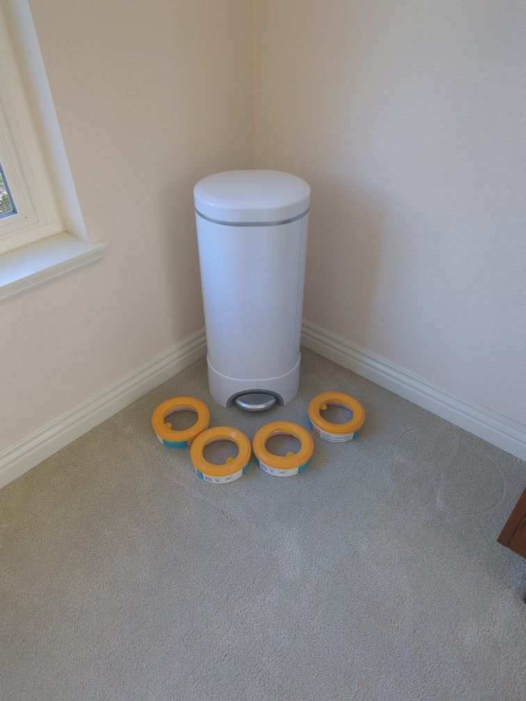 Munchkin Diaper Pail With Refill Bags