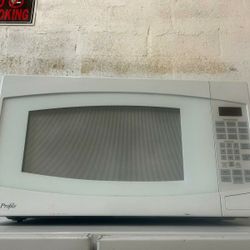Microwave GE White Great Condition 