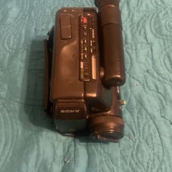 Vintage Sony Handycam  CCDR -TR5  works but don’t have battery  and charger