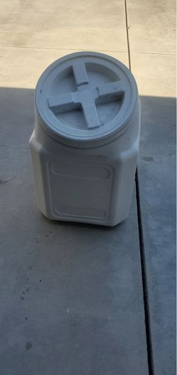 Dog food container