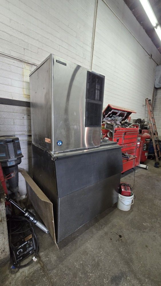 Hoshizaki Commercial Ice Maker (KM-900MAH)