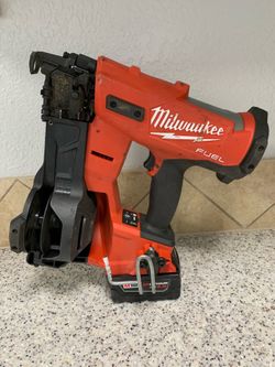 Milwaukee M18 FUEL 18-Volt Lithium-Ion Brushless Cordless Coil Roofing Nailer Combo Kit with (1) 5.0 Ah Battery