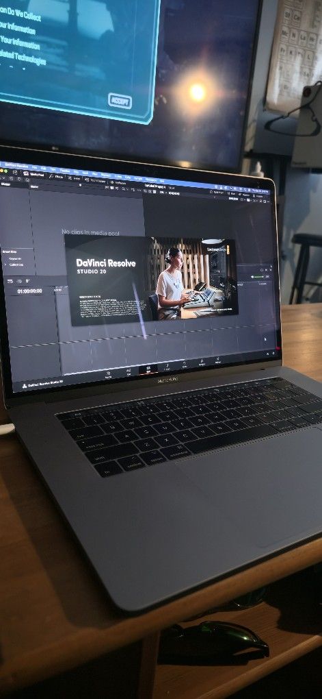 💻 MacBook Pro 15” (2017) w/Creator Software