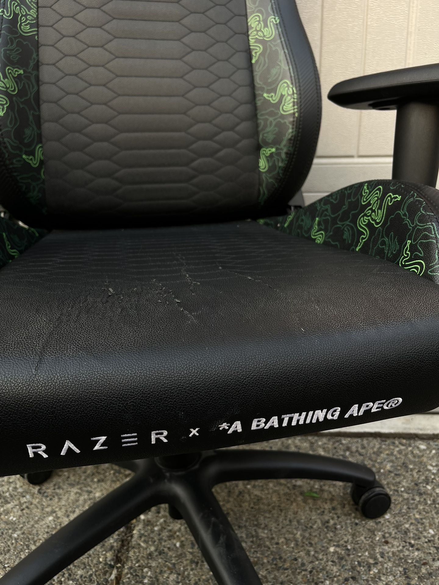 BAPE X RAZER NEON CAMO ISKUR X CHAIR 椅子（BAPE X RAZER NEON