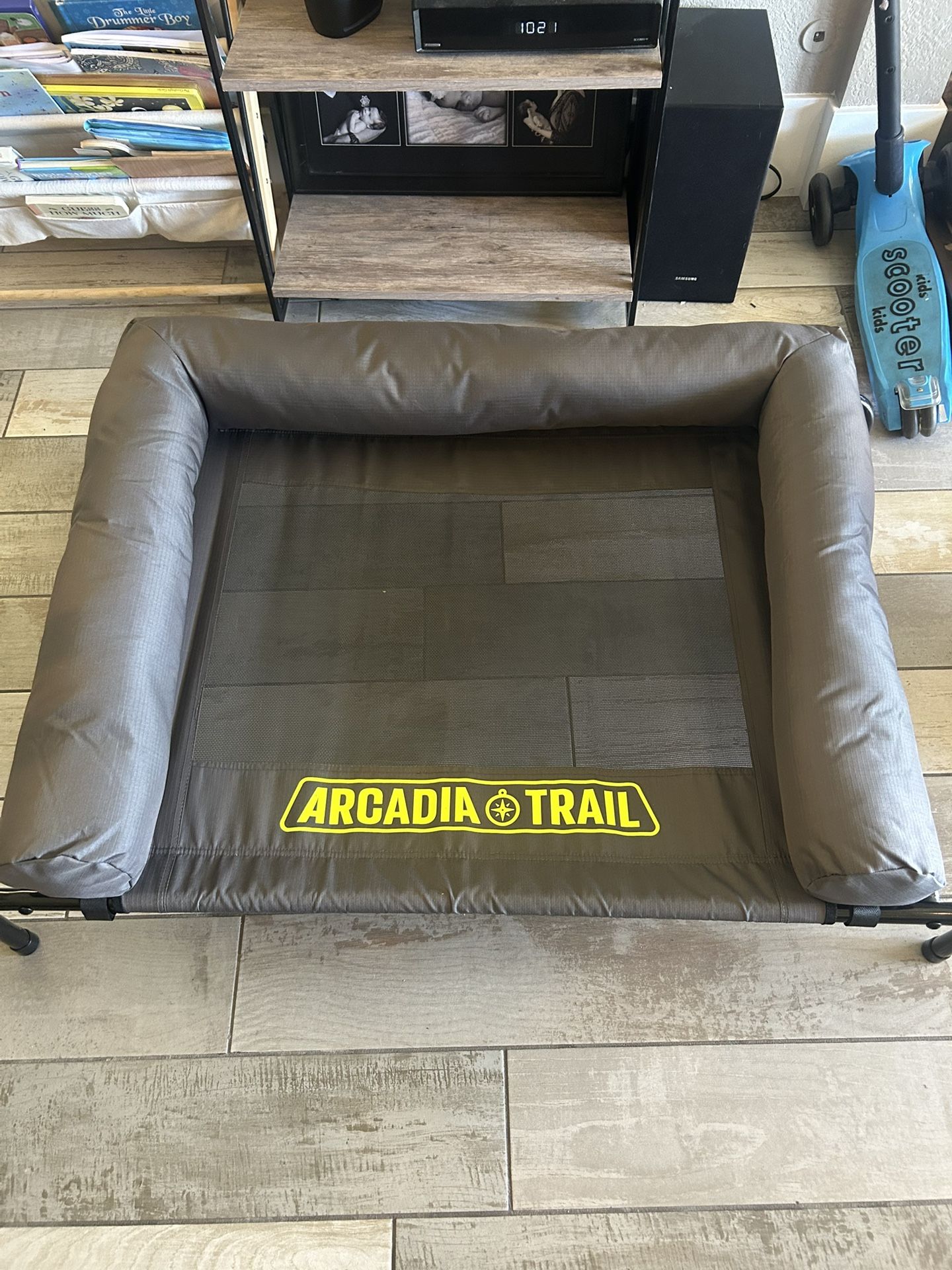 Dog bed, Arcadia Trail