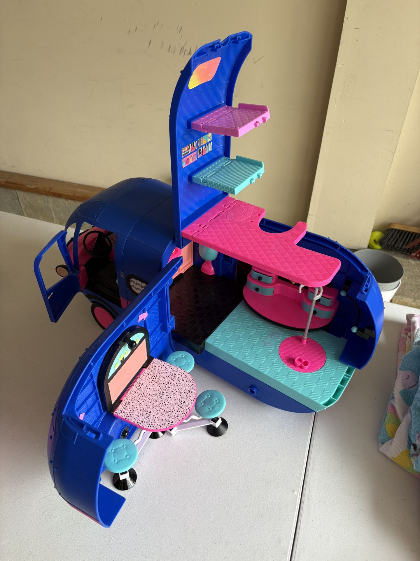 LOL/OMG Camper Van - EX Condition!!