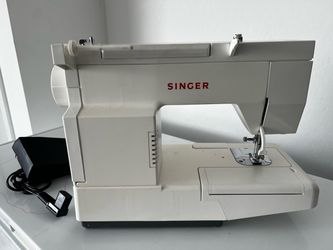 Singer Sewing Machine with Foot Pedal
