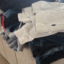 Variedad de ropa para hombre