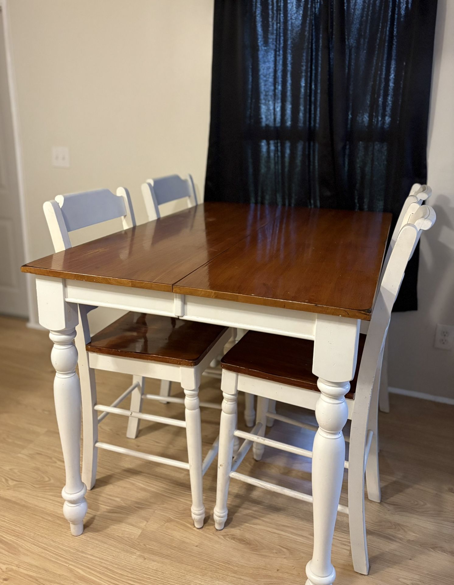 Dining Table w 4 Chairs
