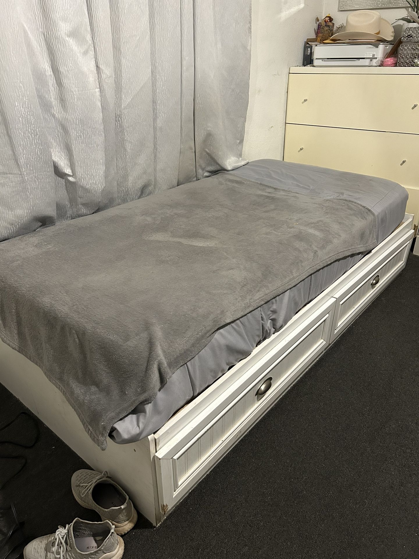 Twin Size Bed With 2 Drawers 