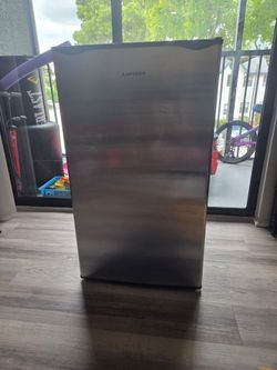 BANGSON 3.2 Cu. Ft. Mini Refrigerator with Freezer – $125 OBO