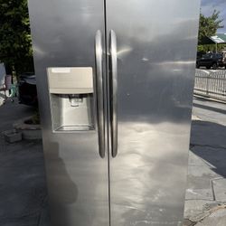 Like New Refrigerator
