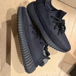 Yeezy 350 Onyx Size 6.5 And Size 10 265$