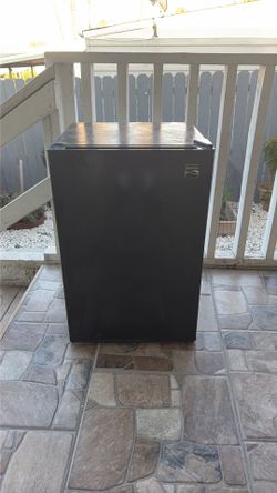 A black Kenmore fridge