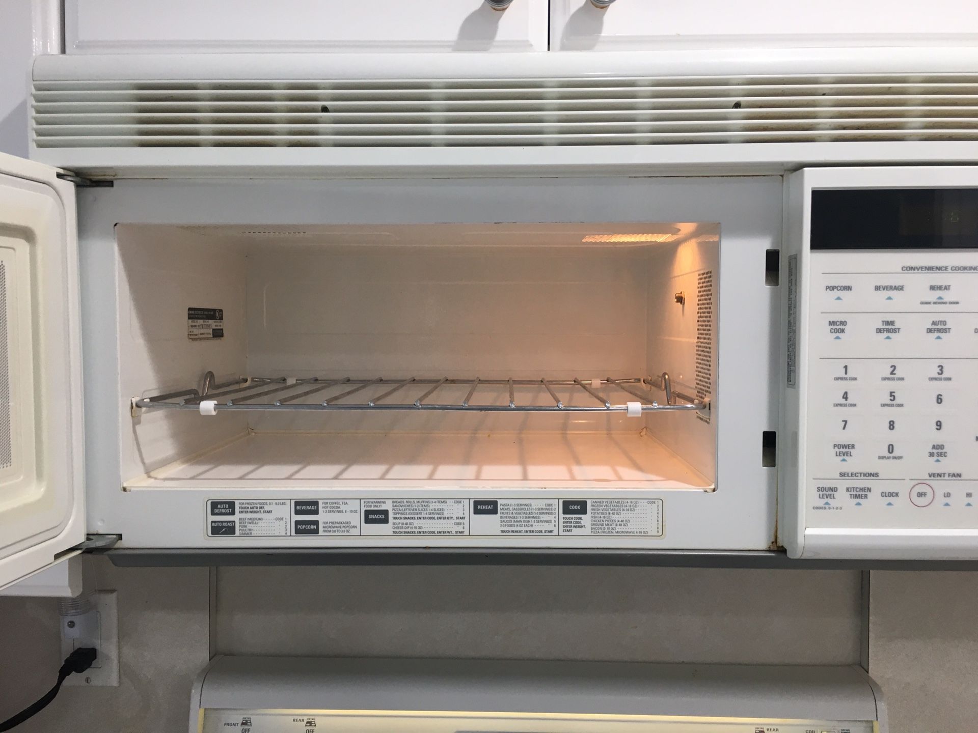 GE Spacesaver Microwave White for Sale in Boca Raton, FL OfferUp