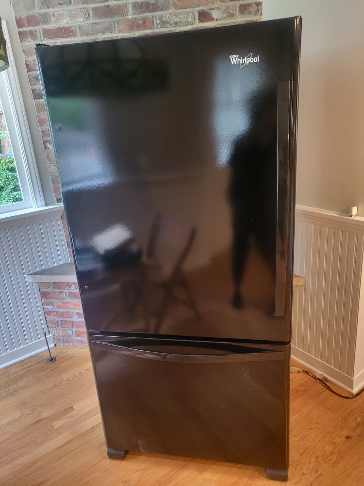 Whirlpool Frig. 33" Wide. Excellent Condition