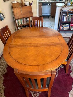 Kitchen table and 4 shairs.
