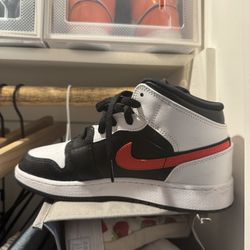 Nike Air Jordan 1 Mid GS Black Chile Red White 554725 075 Size 5.5Y