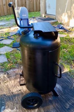 Tailgate smoker grill