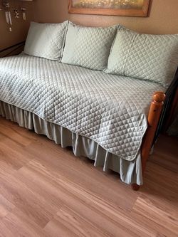 Daybed with pop-up trundle