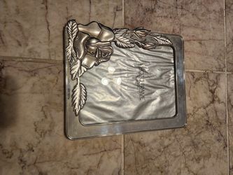 Metal rose picture frame