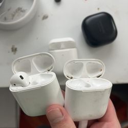 AIRPODS FIRST GENERATION. READ DESCRIPTION 
