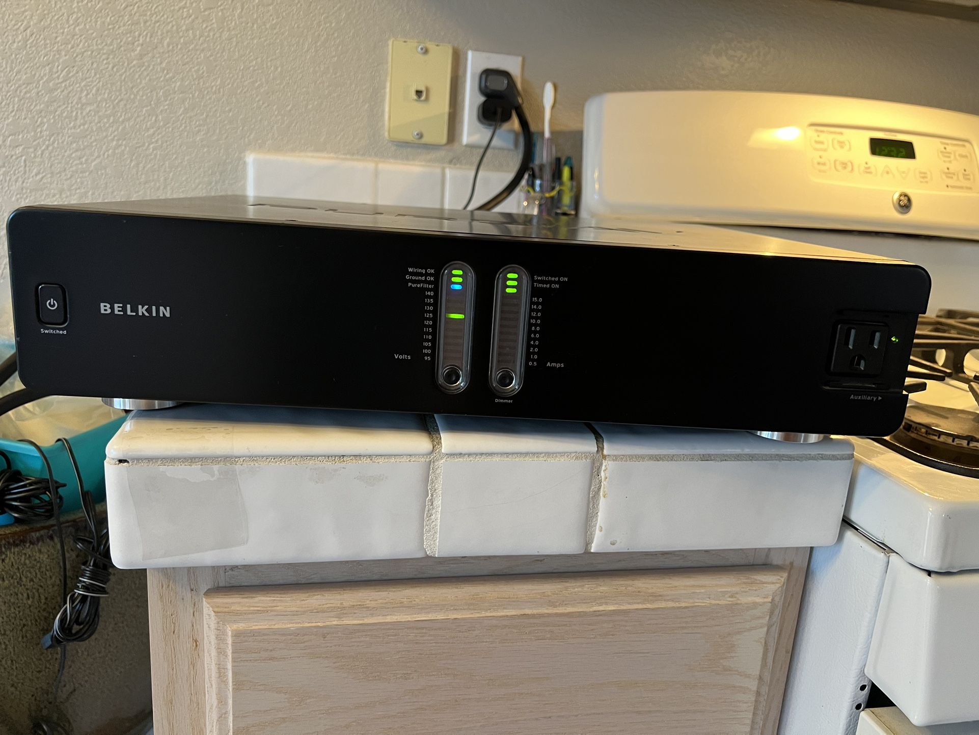 Belkin AP2110012 Pure AV Home Theater Power Console Conditioner 11