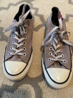 Size 8 women’s converse