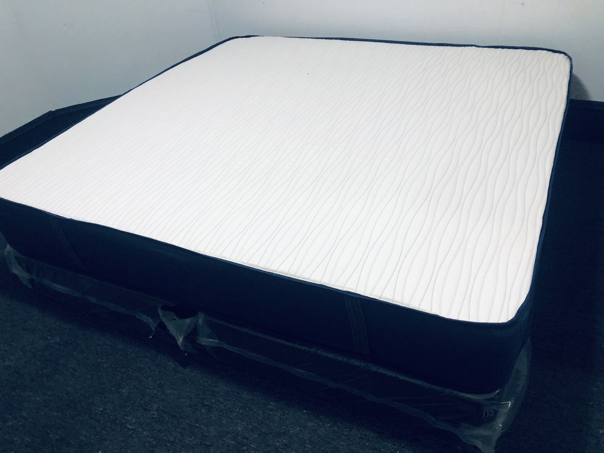 King Size Mattress Foam Encased 12”Thick With Split Box Brand New We Finance We Deliver all Cities